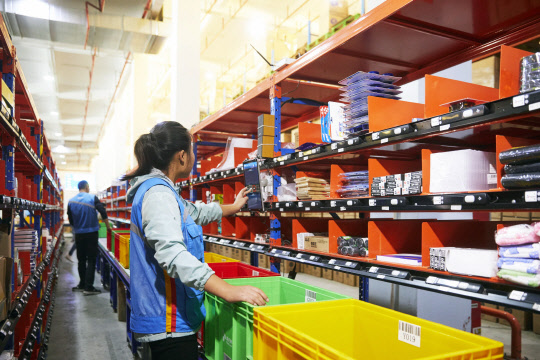 물류센터에서 CJ대한통운이 개발한 MPS를 활용해 피킹 작업을 진행하고 있는 모습. <CJ대한통운 제공>